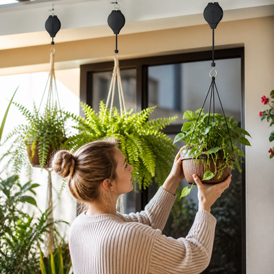 Retractable Locking Plant Hanger (Holds 6.6 lb)
